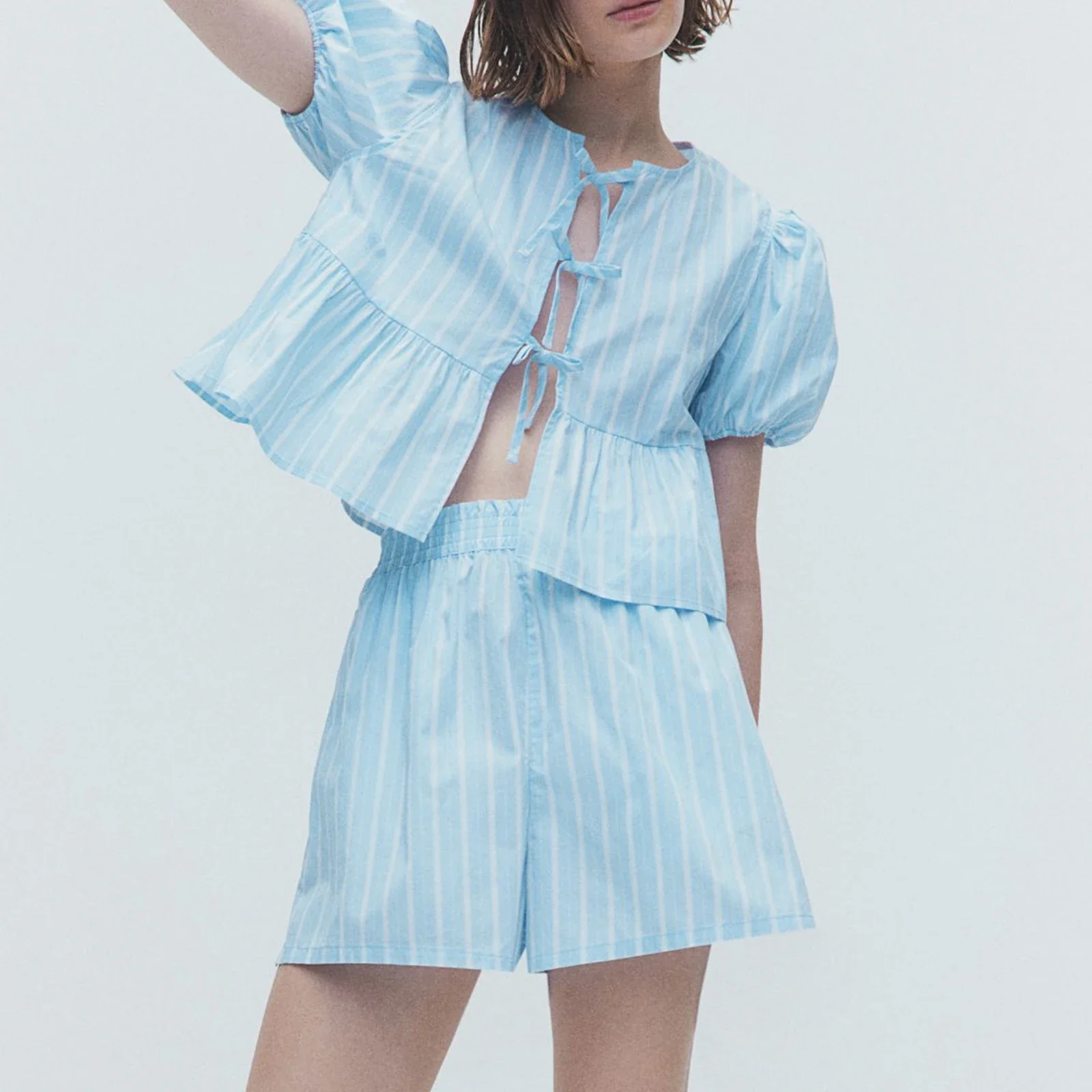 

Комплект женский из 2 предметов в полоску, с коротким рукавом-фонариком и шортами с высокой талией