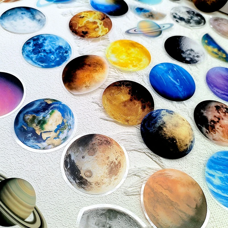50 قطعة من ملصقات عالم الكوكب الكوني الكرتونية DIY كوب ماء مزخرف للكمبيوتر المحمول Galaxy Moon Mars شارات مقاومة للماء هدية ألعاب للأطفال