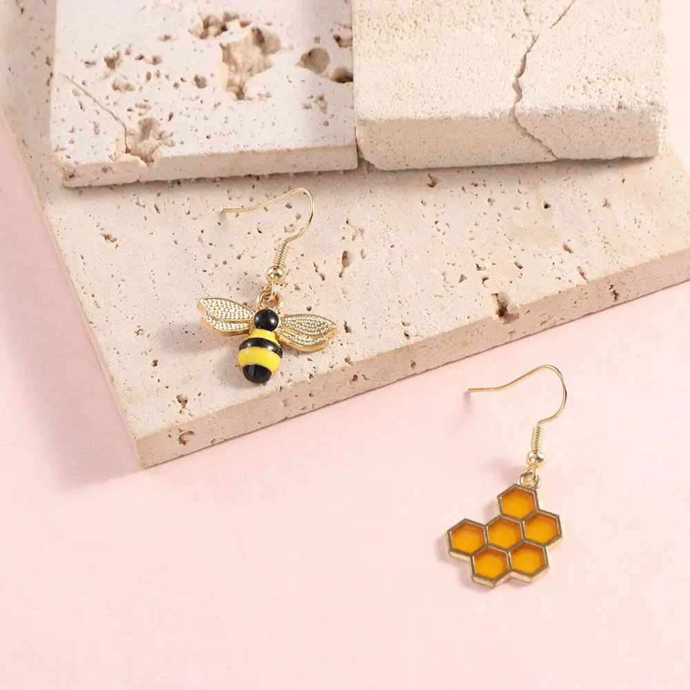 

Delicate Alloy Bee Earrings Insectoid Appearance Asymmetric Structure Eardrop Color Texture Steric Ear Accessories Daily Wear