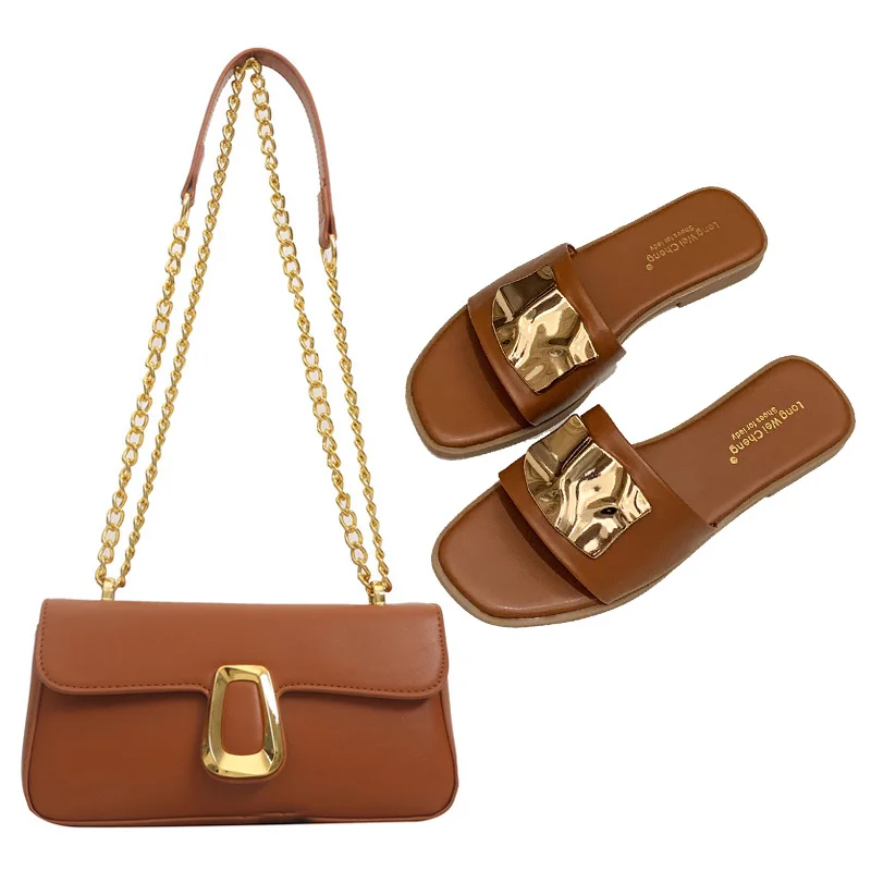 

Women's Summer New Flat Bottom Metal Buckle Low Heel Plus Size Slippers Beach Sandals Fashion Metal Decorative Chain Bag Set