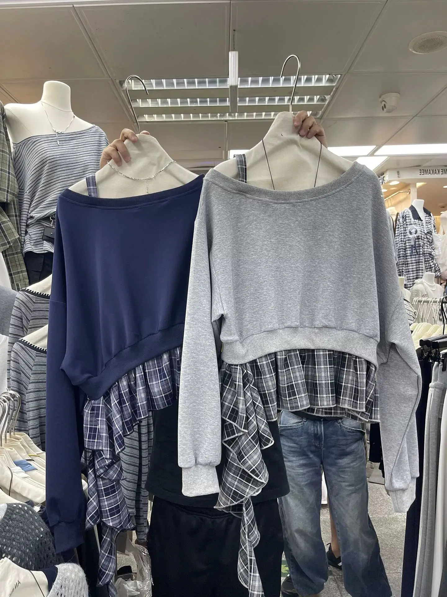 

Женская толстовка с длинным рукавом и лоскутным дизайном, осенняя модная универсальная блузка с декором в виде листьев на боковом плече, топ в корейском стиле