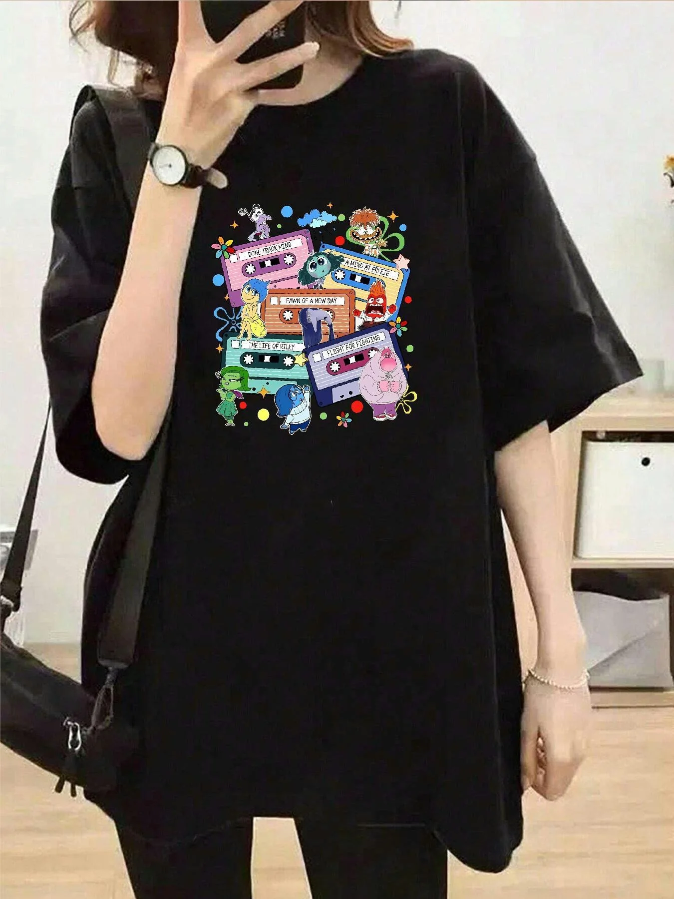 

Футболка Disney Inside Out Joy, Sadness, Fear, Disgust, Anger с узором — черная футболка с красочными эмоциями