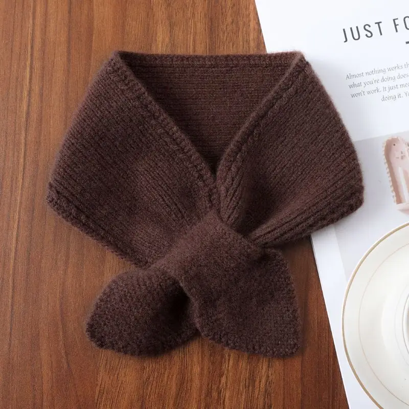 女性のショートカシミヤスカーフニットウールネックウォーマーファッショナブルな多用途穴パンチクロスデザインフェイクカラーネックラップ