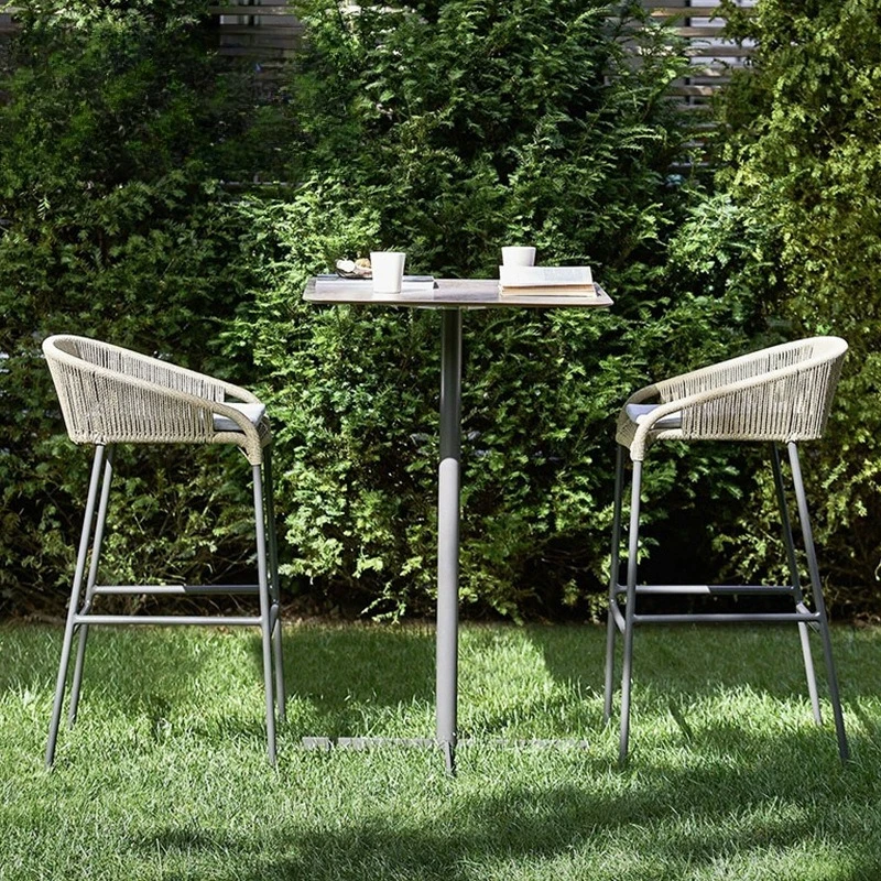 Combinazione di tavolo e sedia da bar per cortile villa all'aperto, terrazza, schienale in rattan, sgabello alto, caffetteria