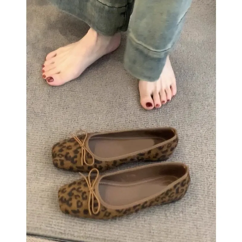 أحذية نسائية بنمط جلد الفهد الكلاسيكي ذات قاعدة مسطحة سهلة الارتداء، نعل ناعم خفيف الوزن، أحذية باليه مريحة، أحذية الجدة
