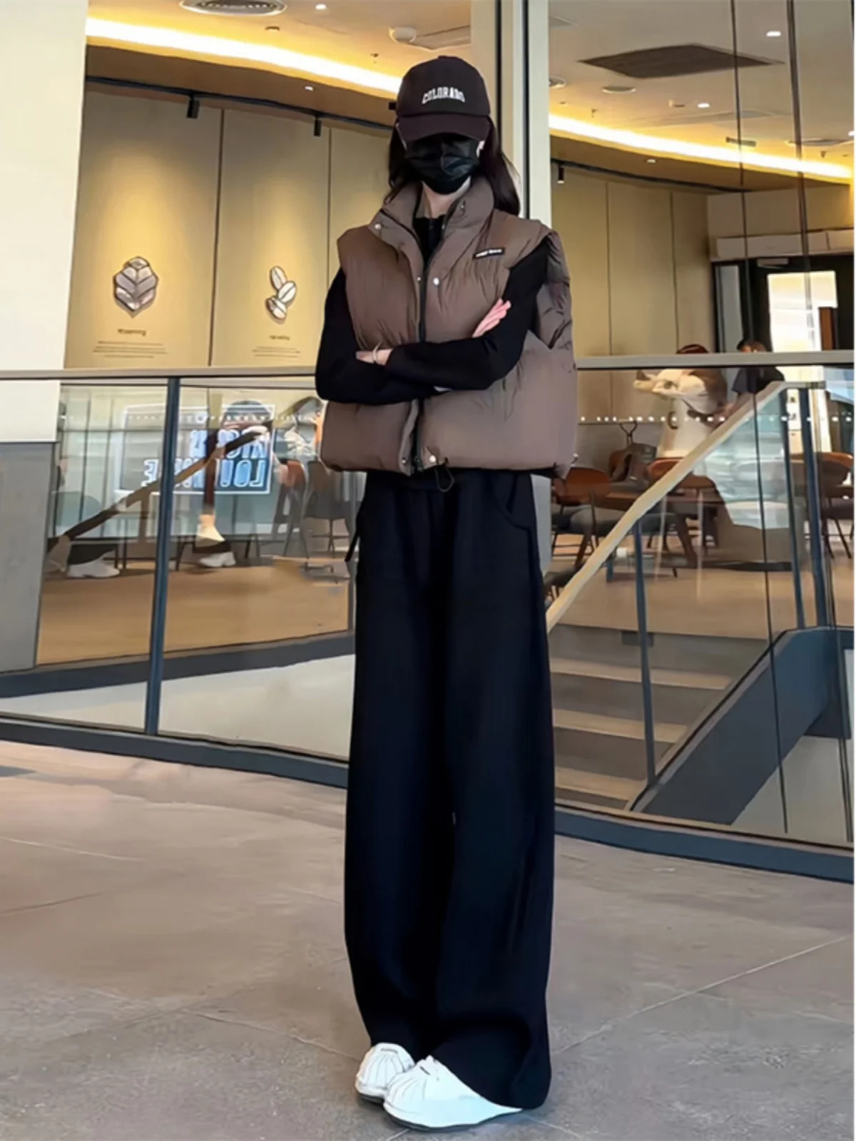 

Осенне-зимний новый дизайн: простой однотонный утепленный жилет на флисовой подкладке, свитшот, широкие брюки, комплект из трех предметов для женщин.