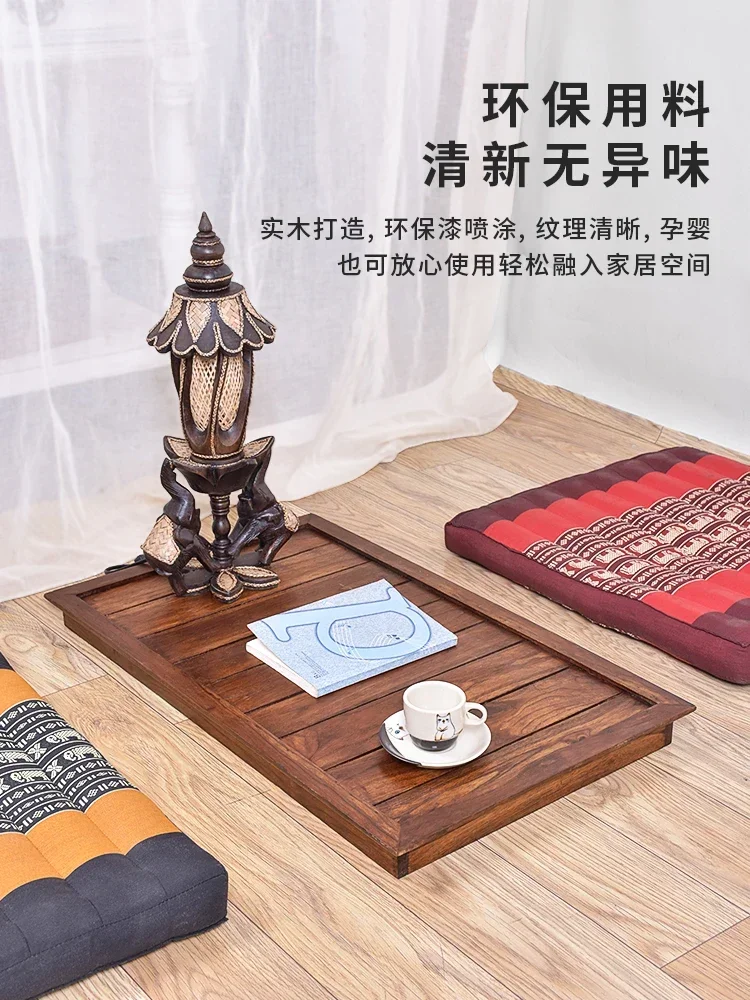 There are several bay windows, Chinese low tables, kang tables, window sill tables, solid wood coffee