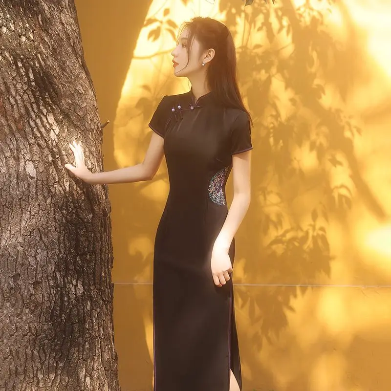 نمط جديد أسود تشيباو 2025 جديد ، فستان صيفي شاب شيونغسام النمط الصيني التقليدي للنساء فستان سيكباو الشرقي