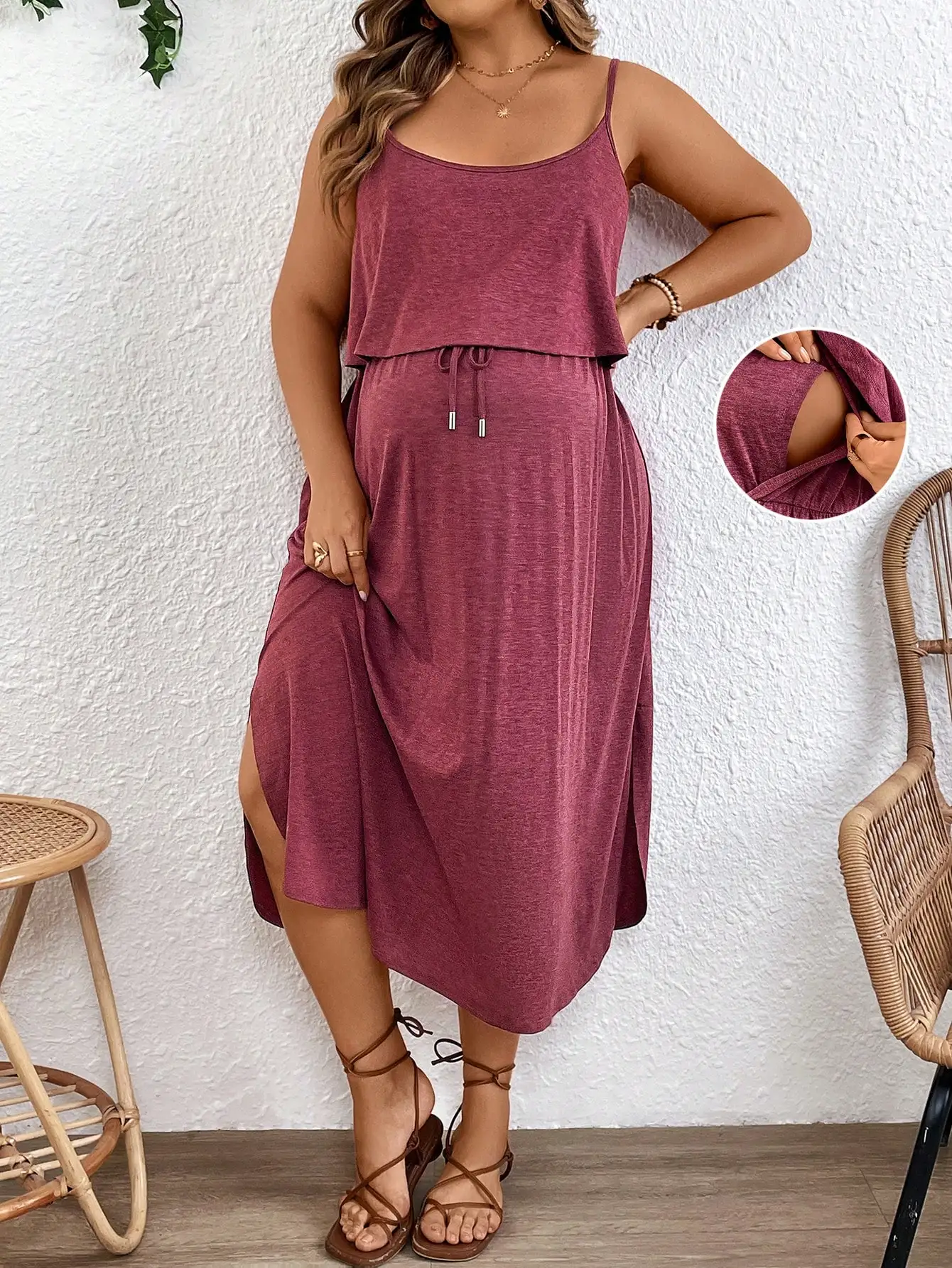 

Однотонное миди-платье для беременных на тонких бретелях с боковым разрезом и завязками на талии