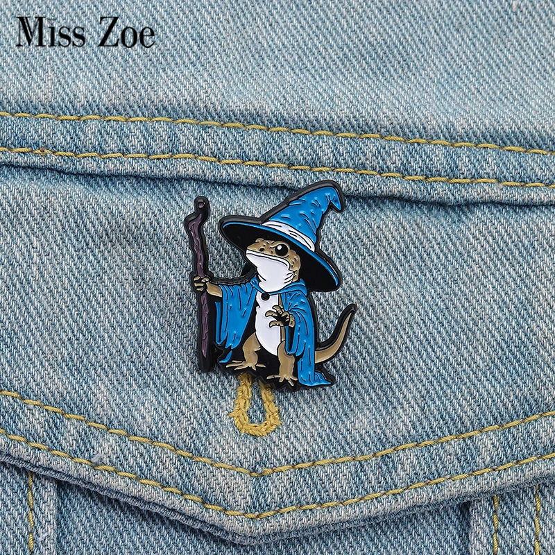 Kröte Hexe Emaille Pins Benutzerdefinierte Hexe Magie Hut Halloween Broschen Revers Abzeichen Kleidung Tier Halloween Schmuck Geschenk für Freunde