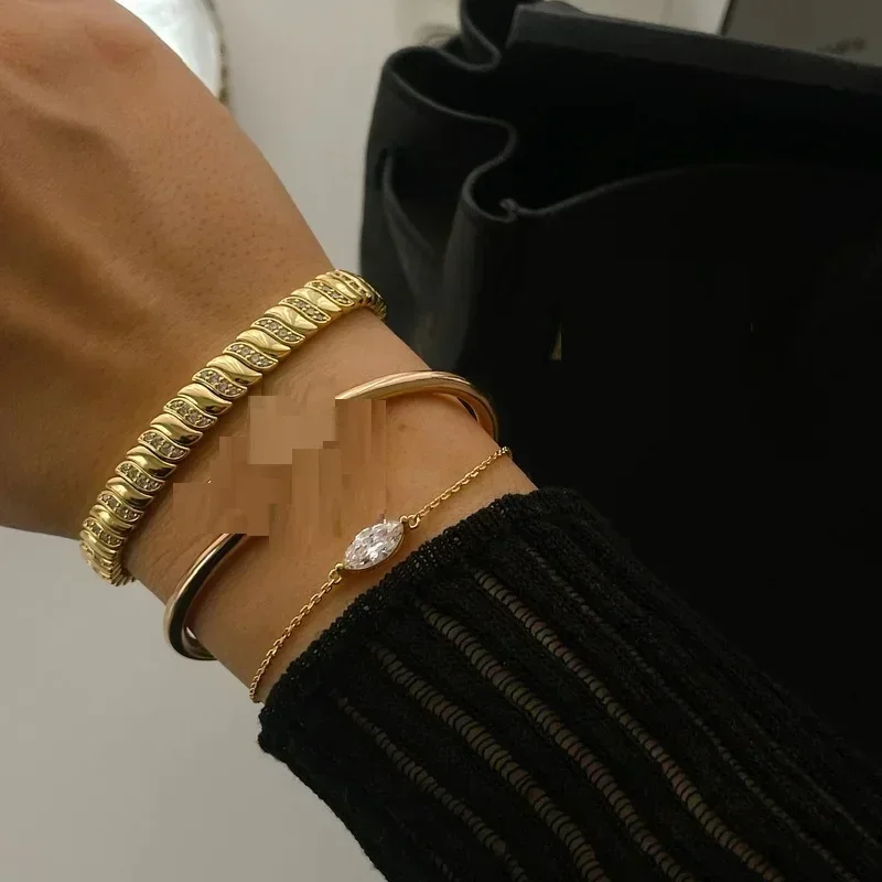 2025 جودة عالية اثنين حجر زلة مع Mini 4 تشيكوسلوفاكيا موجة غرامة طقم مجوهرات رائجة البيع الإسورة قلادة المرأة حفل زفاف هدية