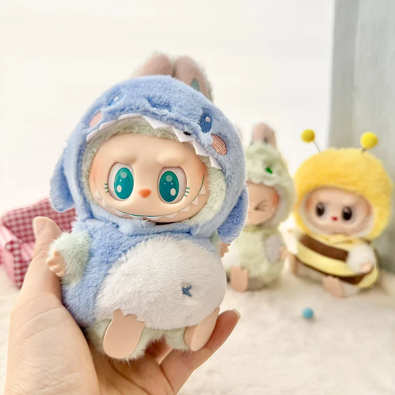 

Кукольная одежда для 15-17 см, кулон Labubu, сидящая детская пчела, динозавр, акула, Labubu, аксессуары для кукол, милые украшения, маленькая одежда