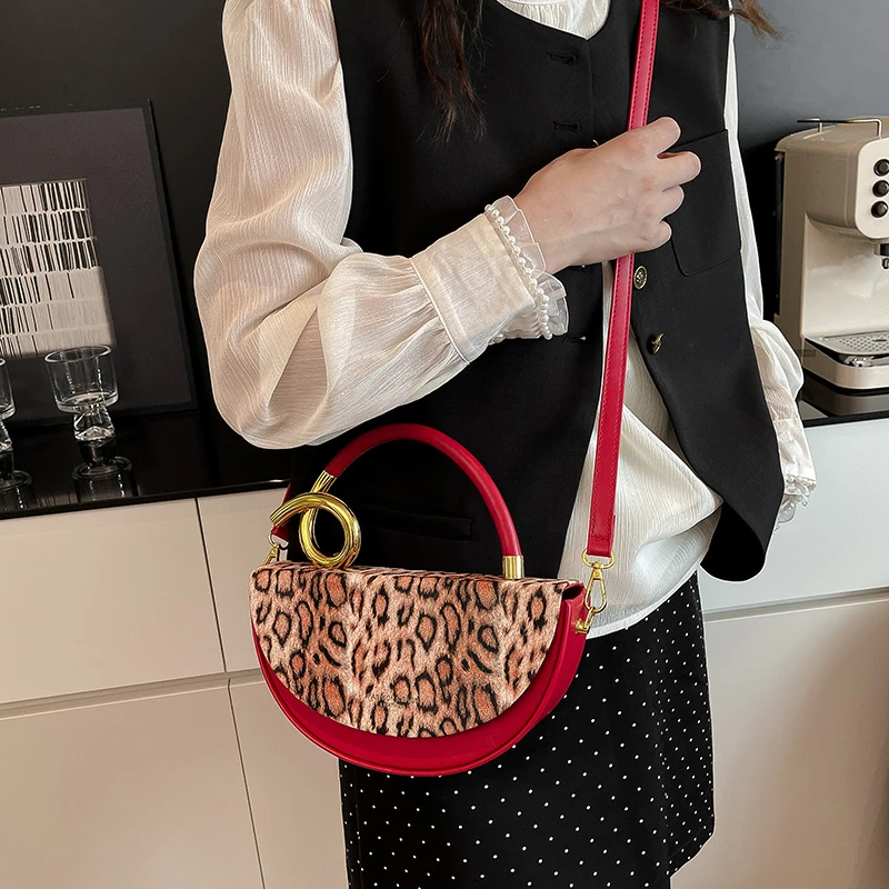 

Fashionable Commuter Bag for Women Elegant Leather Classic with Large Capacity Stylish for Daily Use and Solid Color