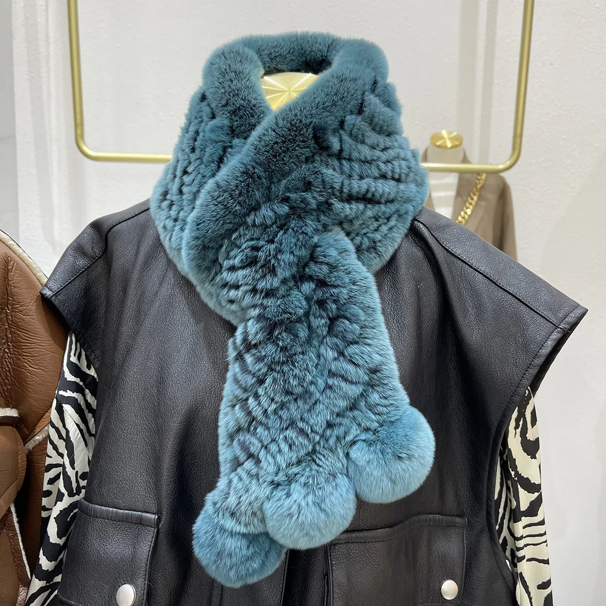 Echter Rex-Kaninchenfell-Schal für Damen, Winter, dick, warm, gestrickter Schal, doppelseitig, weicher Nackenwärmer, niedlicher Pompon-Kragen-Wickel. – Detail 10