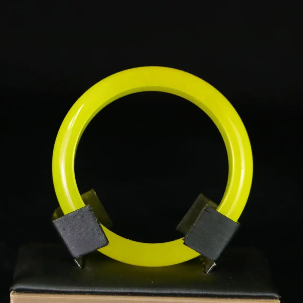 

Fat bar yellow jade high ice high goods jade stone bracelet female explosion high value quartz rock jade bracelet