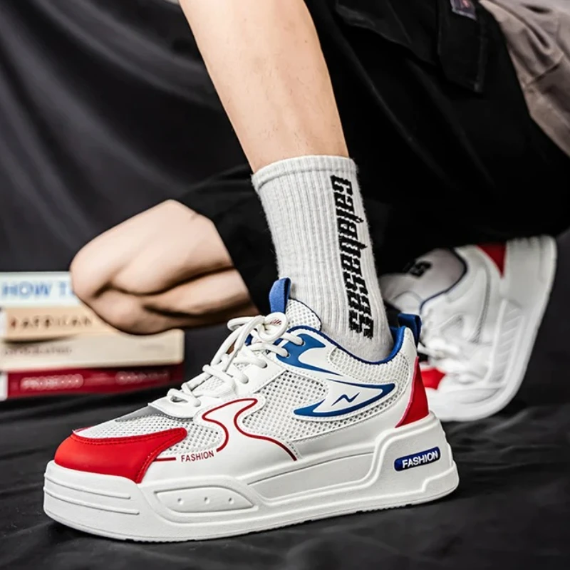 

Мужские кроссовки на весну и лето. Дышащая модная спортивная обувь с низким берцем и круглым носком на шнуровке и цветными блоками.