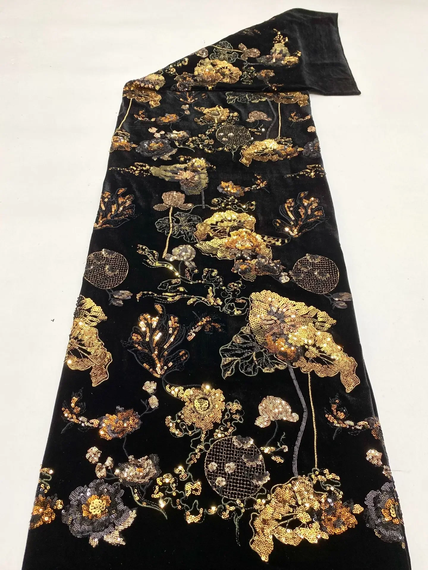 

New gold sequin exquisite floral embroidery velvet fabric for women's dress, vest, coat, fashion, and sequined fabric
