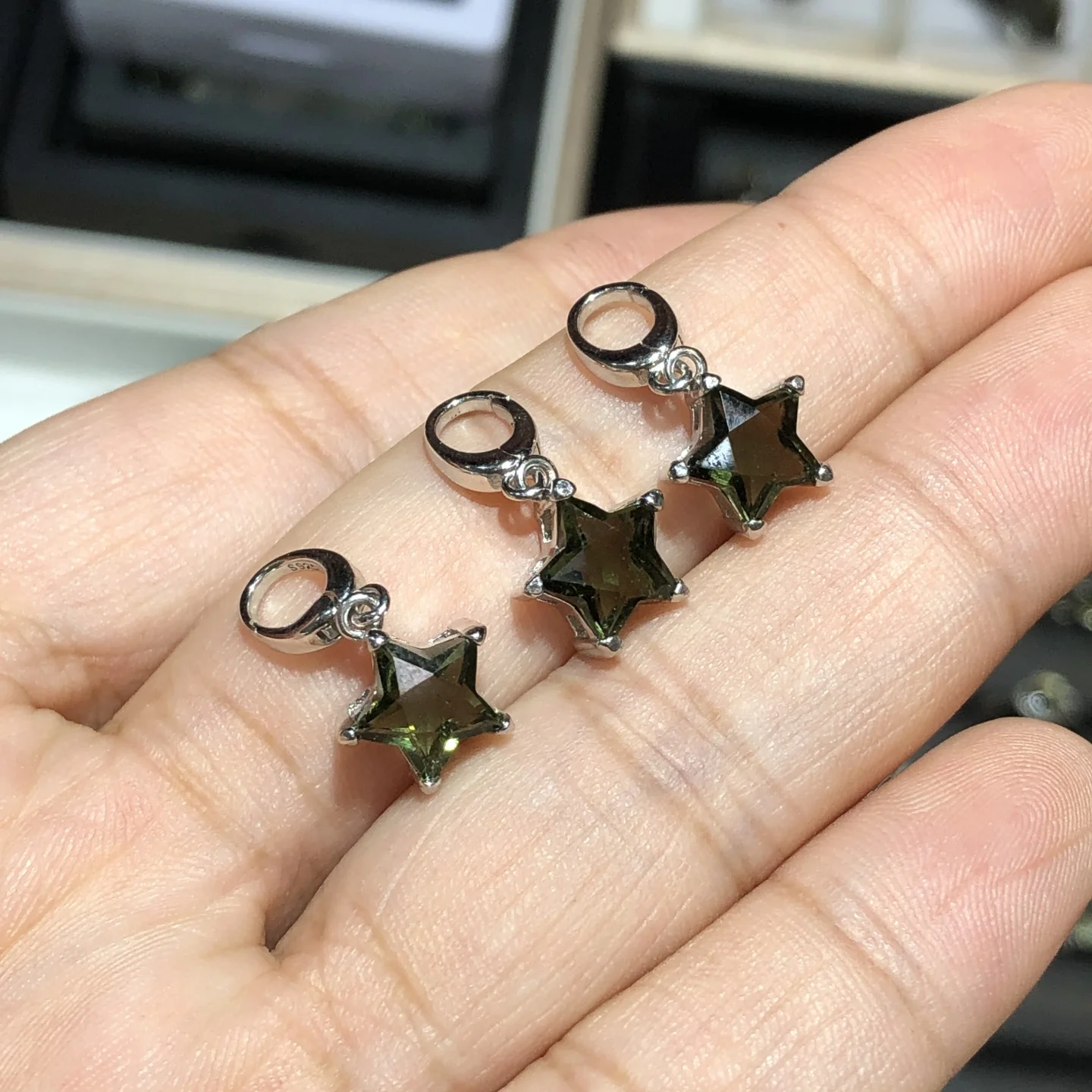 1 قطعة Fengbaowu الطبيعية التشيكية مولدافيت دلاية شكل نجمة 9 مللي متر ستار 925 فضة الريكي أحجار استشفاء مجوهرات هدية للرجال والنساء