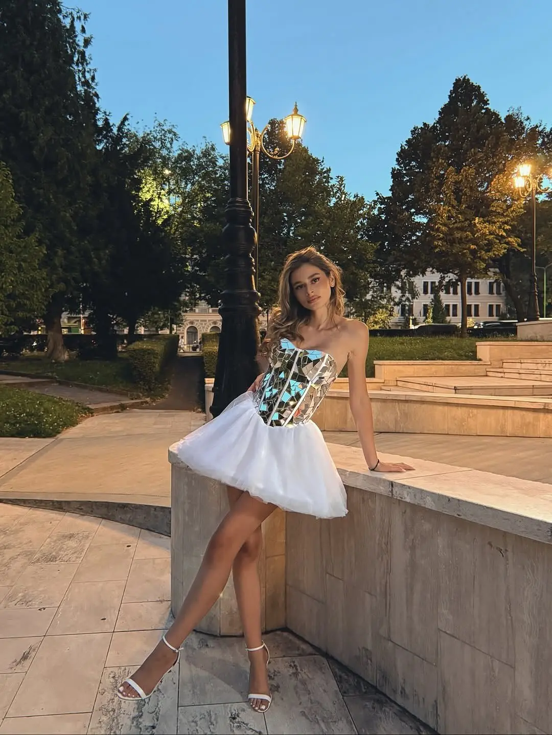 Mini abito elegante a specchio bianco Abiti corti personalizzati per feste di compleanno Abito corto per invitati a un matrimonio Abito da notte per feste con specchi glitterati