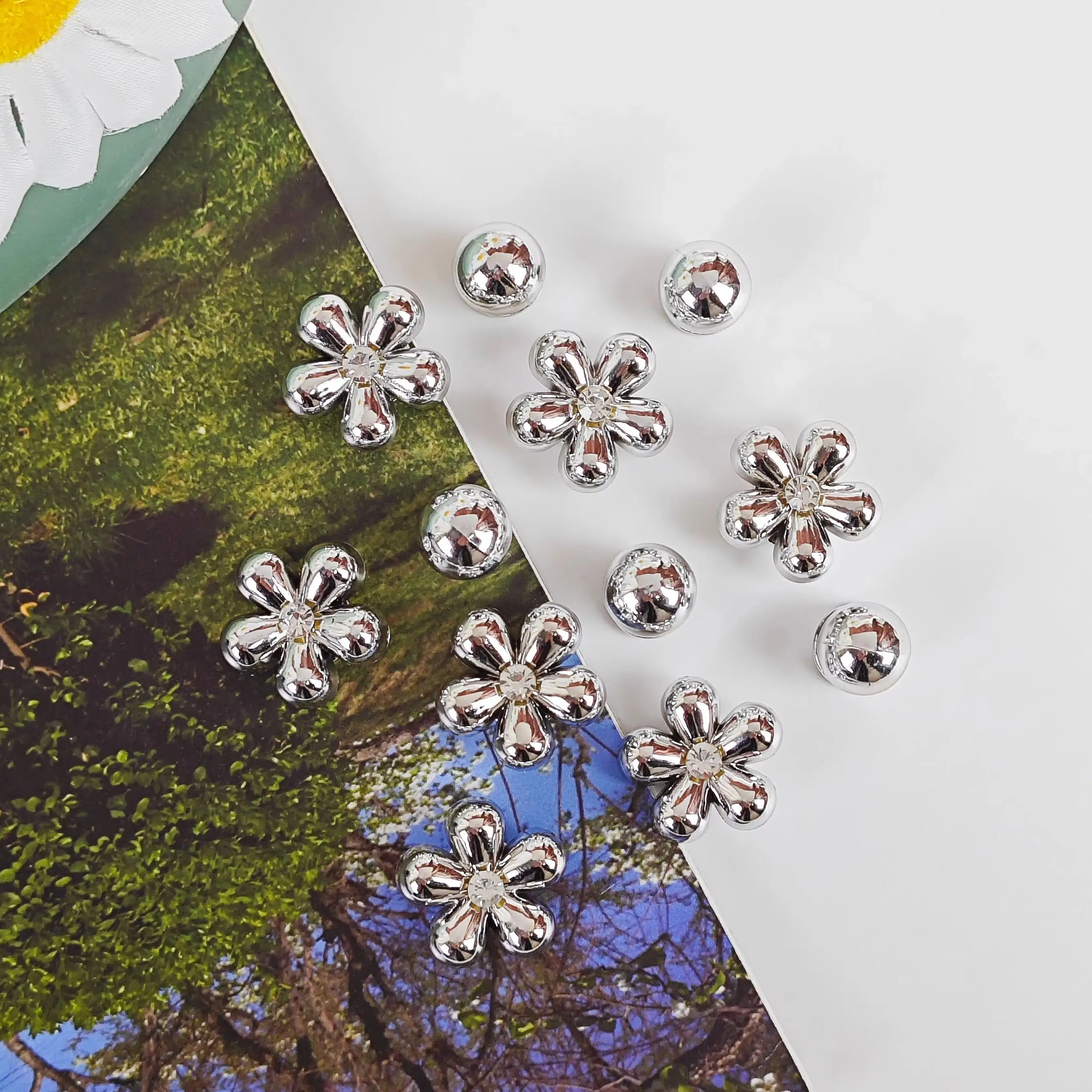 12Pcs DIY Shoe Decoration Charms, Shiny Silver Flowers, Round Bead Decorative Buckles, Non-Metallic Lightweight Material, Y2K Fashion Versatile Cute Personality Accessories for Men and Women, Suitable for Eva Beach Shoes, Sandals, Removable Shoe Decoration, Holiday Gift