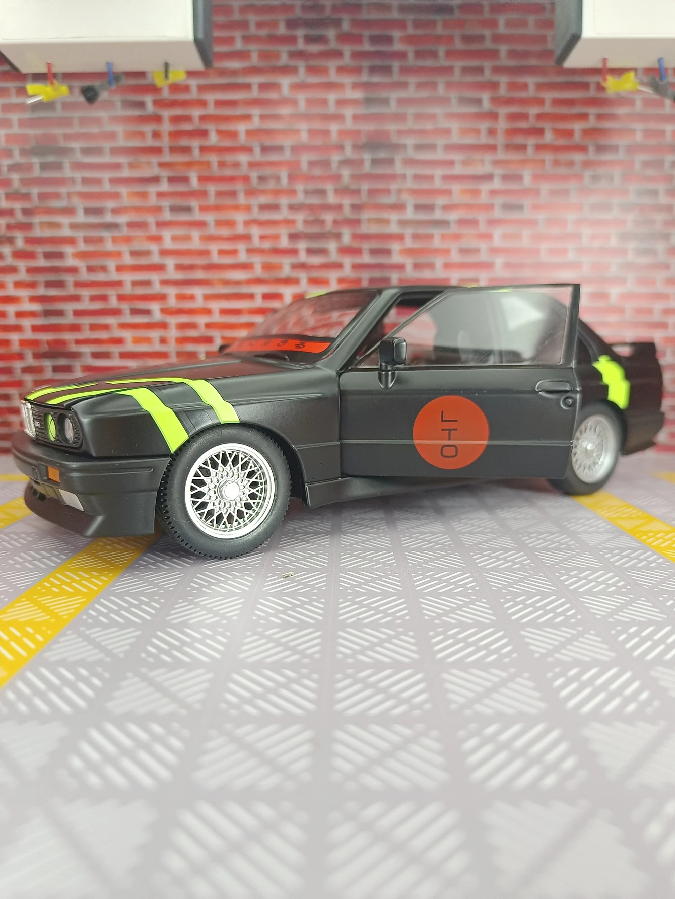 1:24 BMW M3E30 1988 DTM Super Car Legierungsmodell Sound und Licht Pull-Back Kinderspielzeugauto Geschenk feine Verarbeitung gute Qualität