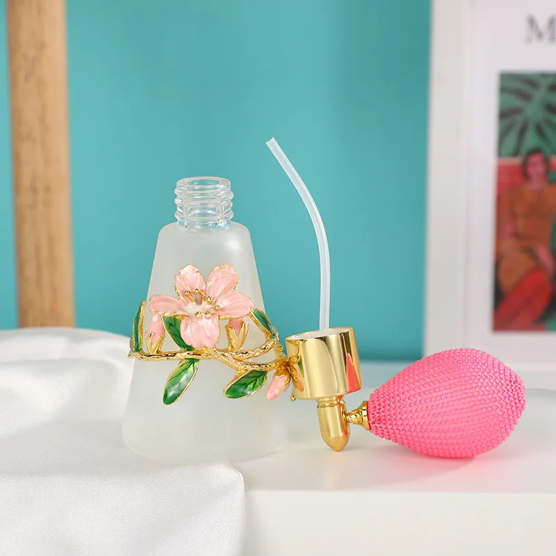 

60pcs Vintage Narcissus Perfume Spray Bottle Refillable Airbag Perfume Bottle 50ML Empty Atomizers Frosted Glass Travel Bottles