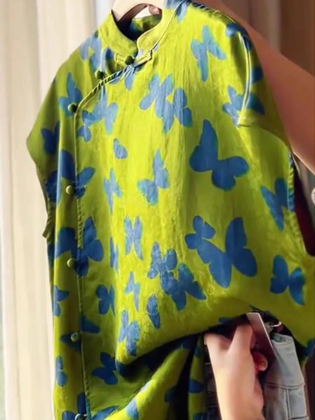 新しい中国風プリントスリーブ、女性用サマーハイエンド感覚の民族風スリーブボタンスタンドカラーミディチパオ...