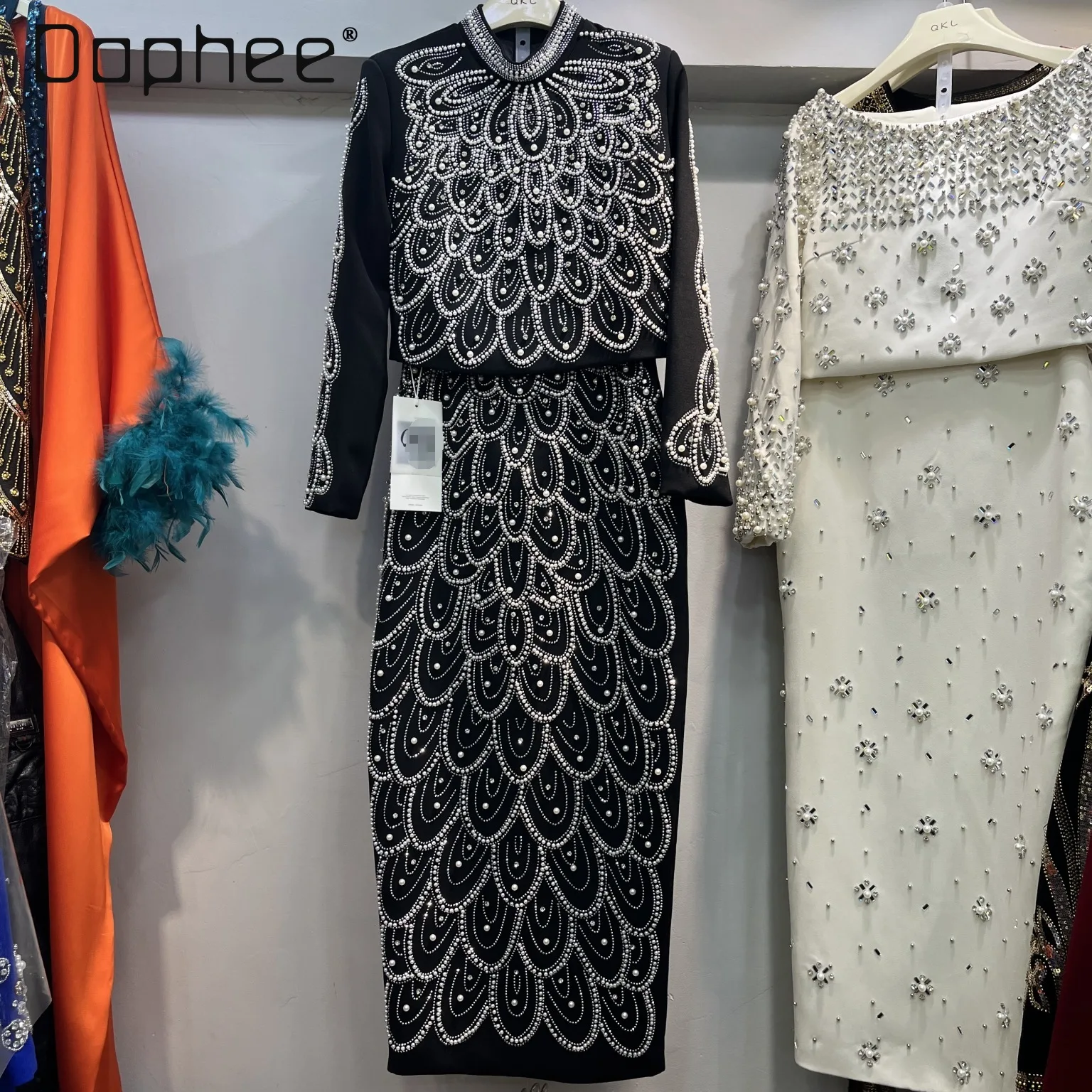 

Элегантные вечерние платья для светских мероприятий: роскошный комплект из двух предметов — топ с длинными рукавами, расшитый бисером, и юбка с завышенной талией, модный, стройнящий силуэт.