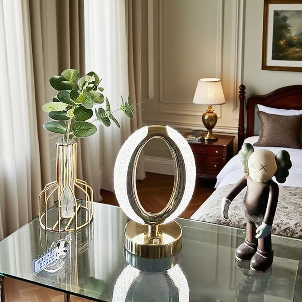La lámpara de mesa decorativa LED de lujo con luz de cristal brillante, una luz nocturna portátil moderna y creativa, crea una casa cálida