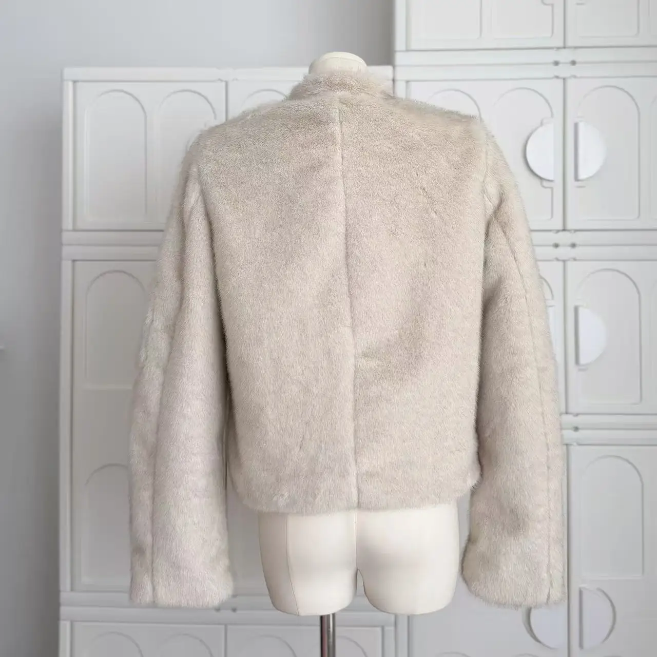 المرأة أنيقة الياقة المدورة طويلة الأكمام فو المنك الشعر معطف قصير سيدة الخريف الشتاء زمم فو الفراء قصيرة أبلى