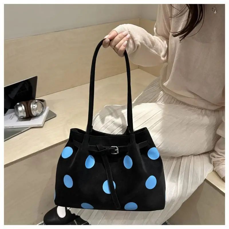 Gepunktete Schultertasche mit großer Kapazität und Schnallendesign für den täglichen Arbeitsweg und Einkauf. – Detail 22