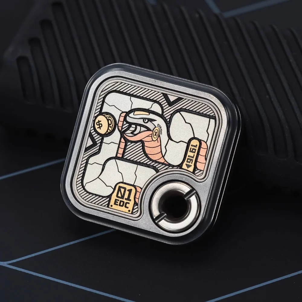 01 Studio Base di gioco quadrata piccola EDC Greedy Snake Edition Meccanico in metallo con punta delle dita Push Card Giocattolo antistress con punta delle dita