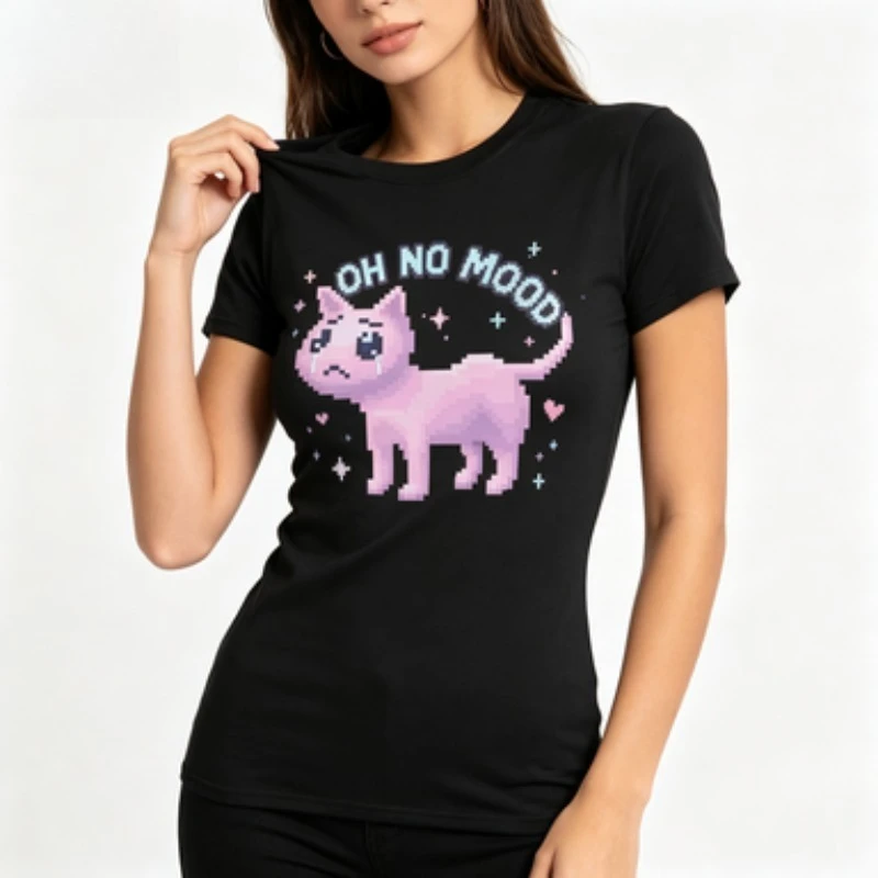 Camiseta de algodón de cuello redondo y corte ajustado para mujer, con estampado gráfico de un lindo gato triste en píxeles rosa, estilo casual de manga corta.
