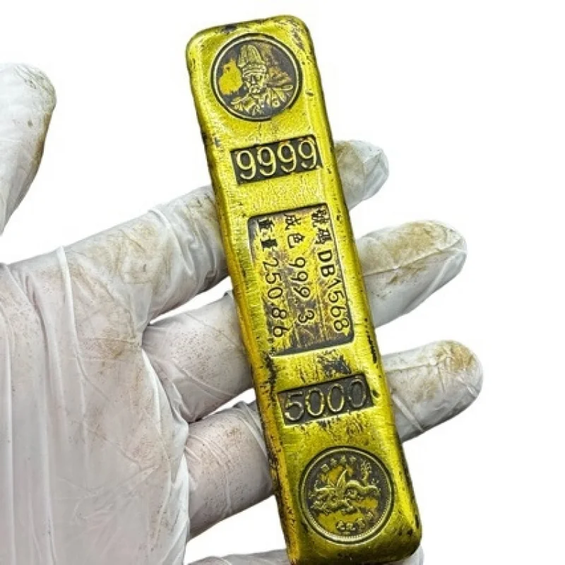Solid gold bar, with a warm, smooth, and aged patina. Finely crafted, length 3cm, height 11.5