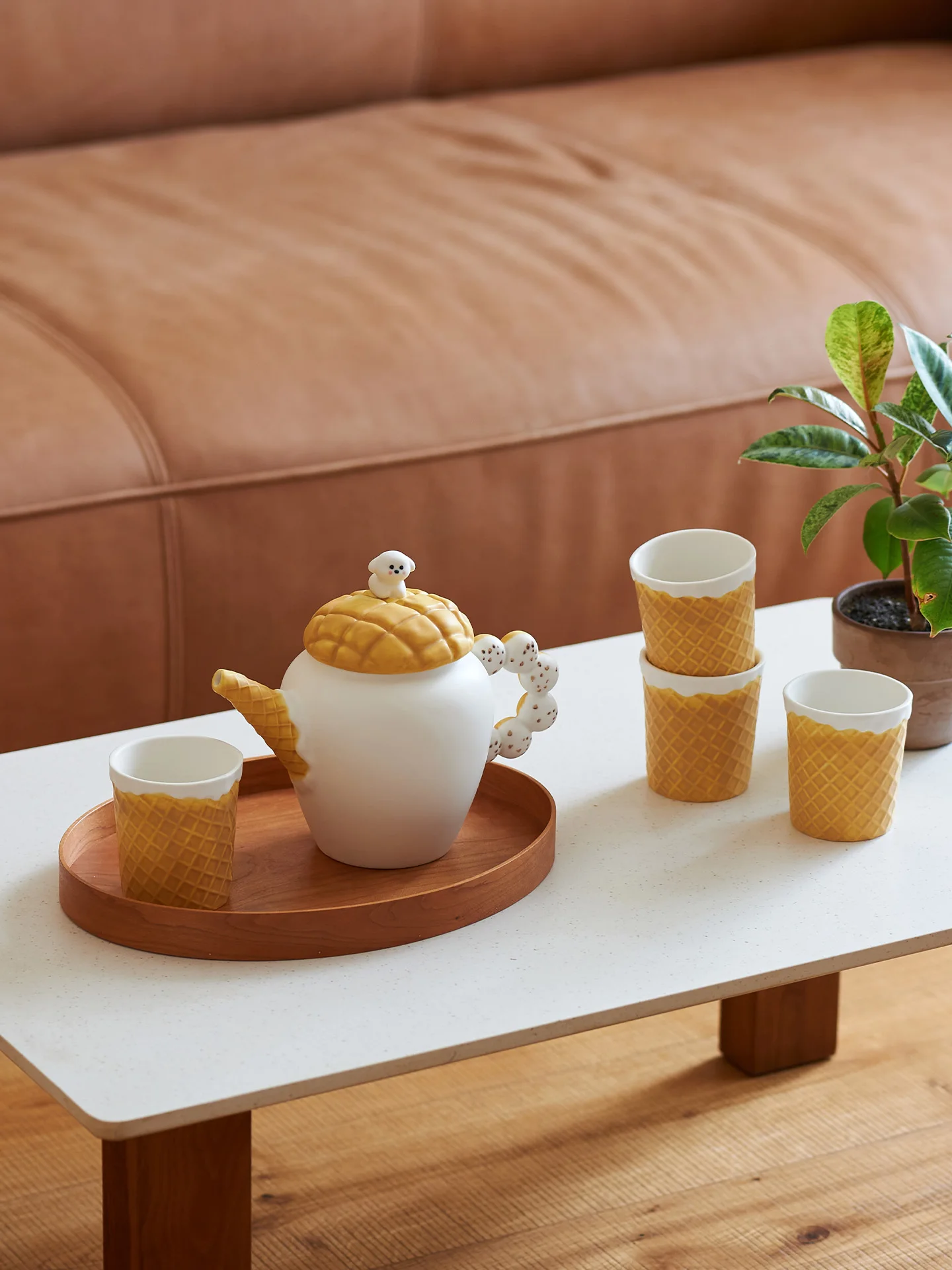 Ceramic Teapot and Cup Set Ice-cream Sharp Tea Ware for Home Living Room Ideal Housewarming Gift Coffee & Tea Set for 4 People
