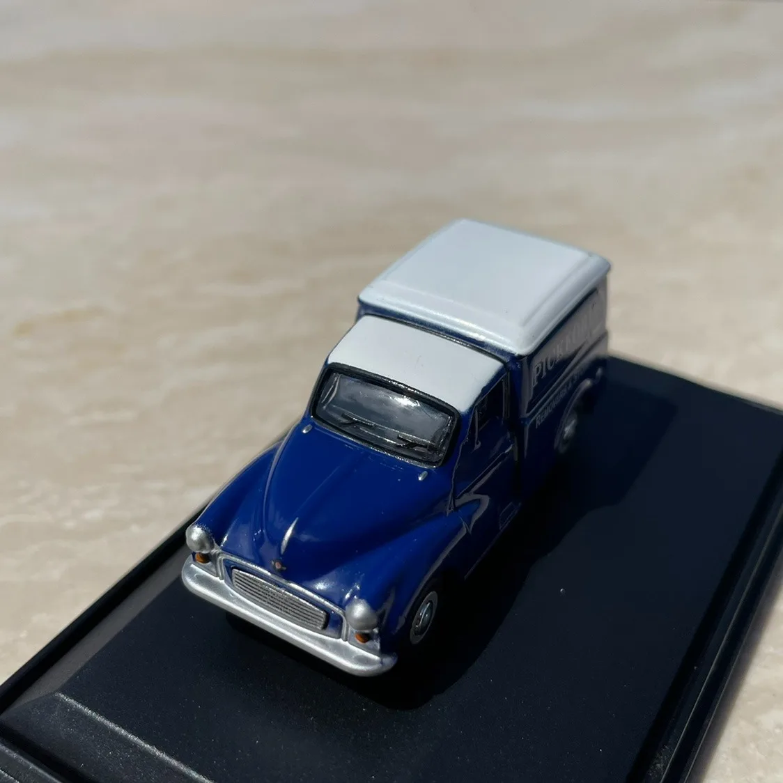 Diecast 1:76 Scale Morris Pickup Truck Alloy Car Model Collection Souvenir Display Ornaments Vehicle Toy