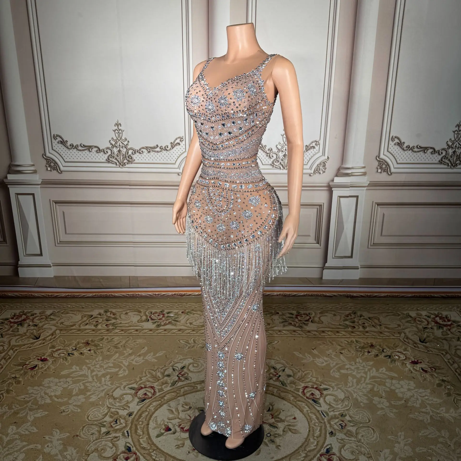 

Изысканное блестящее платье с сетчатыми вставками и стразами, облегающее, длинное, для подиумных показов, вечеринок и торжественных мероприятий