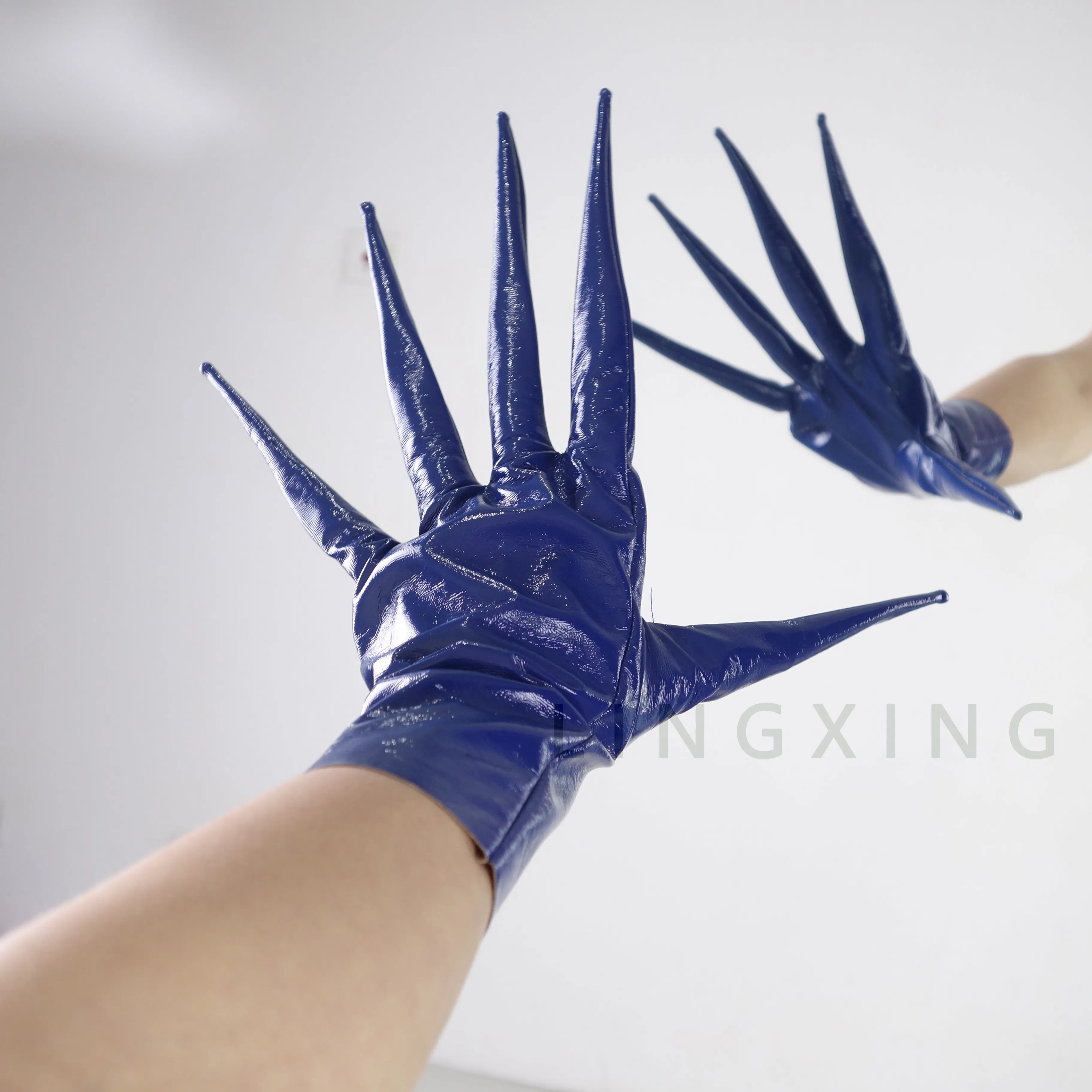 35 cm 14 Zoll spitze Fingerhandschuhe aus patentiertem Kunstleder PU mit langen Spikes an den Schultern, Armwärmer, glänzend schwarz, Pfoten-Drachenknöchel-Design – Detail 14