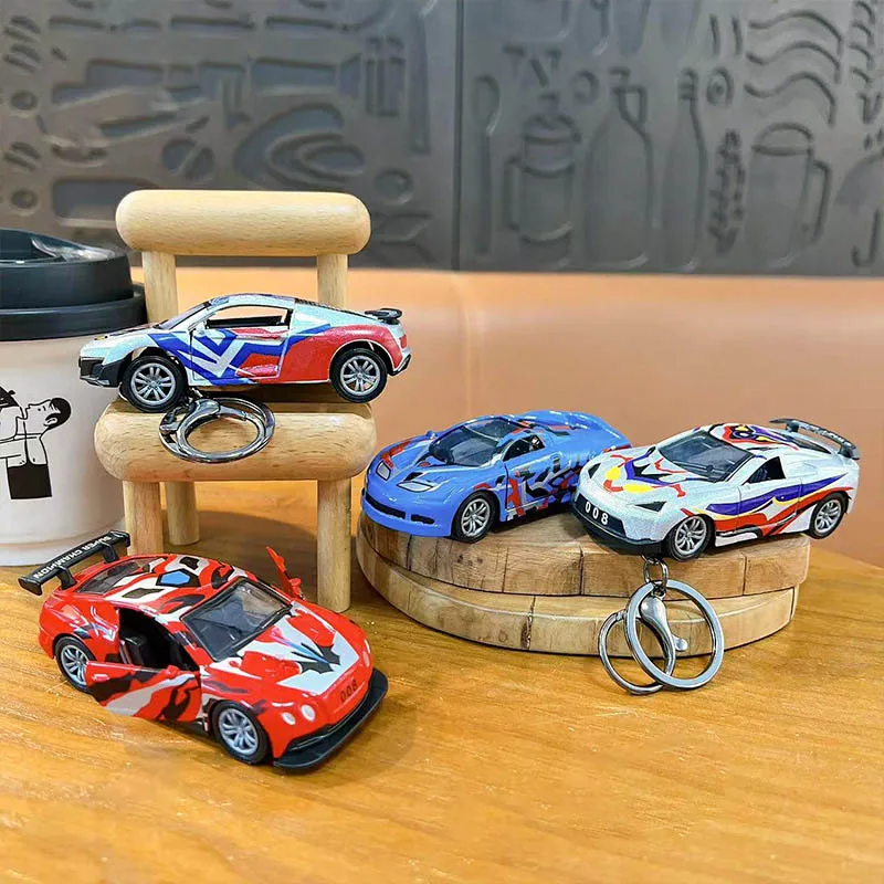 LLavero de coche deportivo con grafiti de doble puerta creativo, juguetes divertidos para estudiantes, mochila, colgante pequeño, llavero modelo de coche de carreras