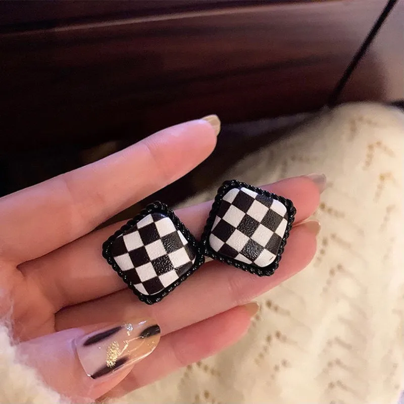 Personality Geometric Black White Color Geometric Pattern Irregular Stripe Earrings Retro Trend Woman Exquisite Ear Accessories