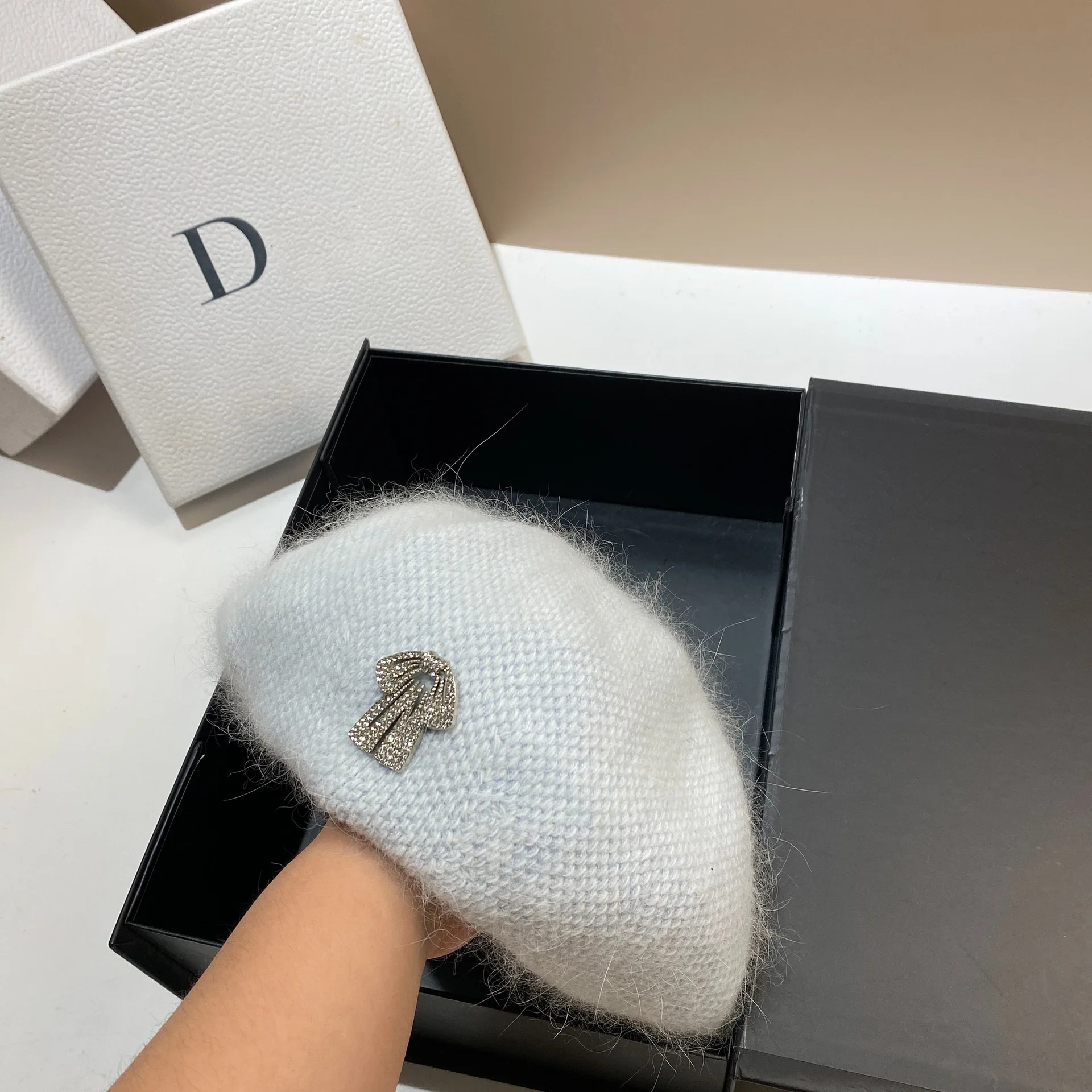 Luksusowy beret z futra królika z kryształową kokardą, zimowa czapka artystyczna w stylu koreańskim dla kobiet, urocza i elegancka czapka vintage typu slouchy.