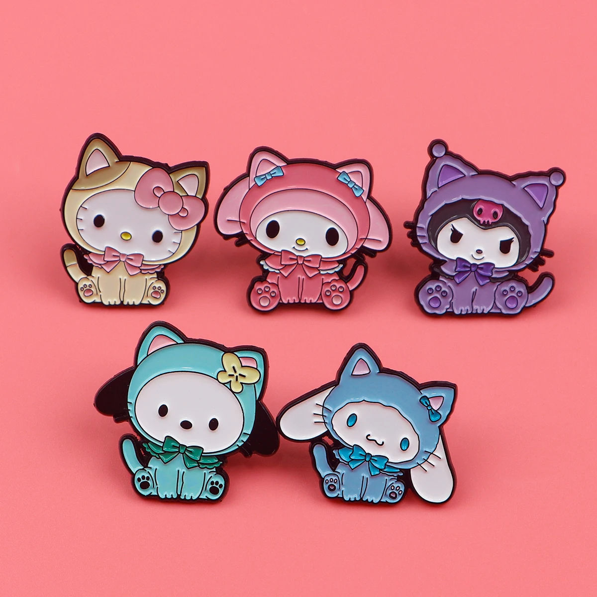 Simpatico gatto smalto spilla Kawaii Anime spilla pini spille distintivo sullo zaino accessori di abbigliamento gioielli di moda regali per ragazze