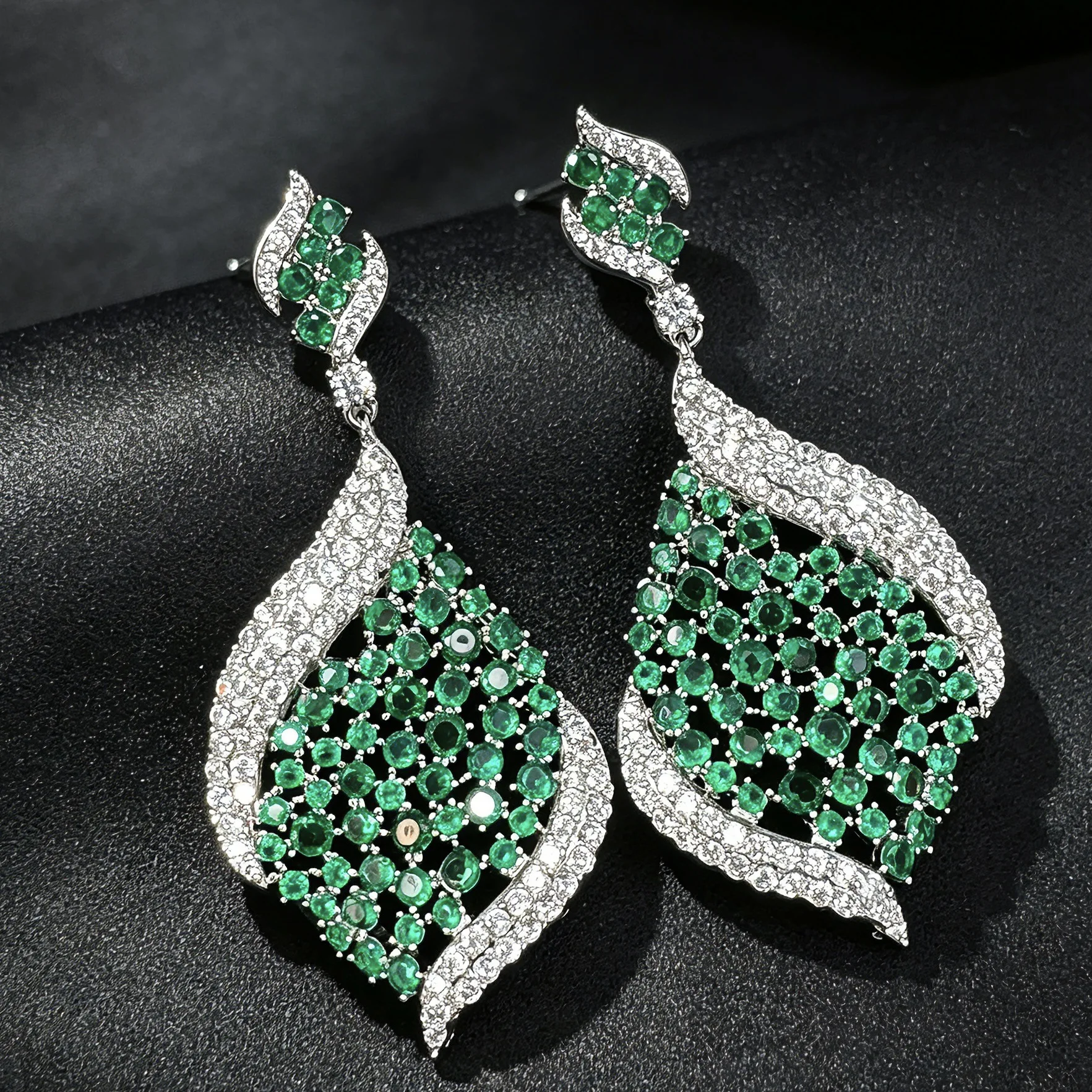 

Luxury Full Paved Cubic Zirconia Rhombus Hollow Geometric Earrings Elegant Noble Light Luxury Women Banquet Party Jewelry Gift
