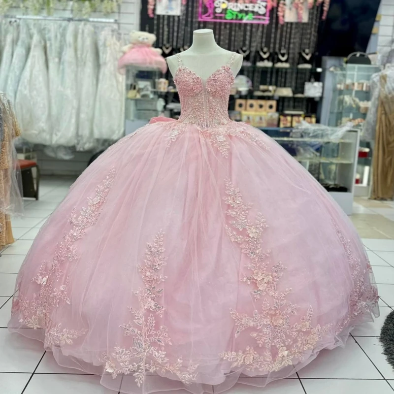 

Розовое бальное платье для выпускного бала с аппликацией, цветами, бантами, бисером, кристаллами, тюлем, корсетом и открытыми плечами. Платье для Sweet 16.