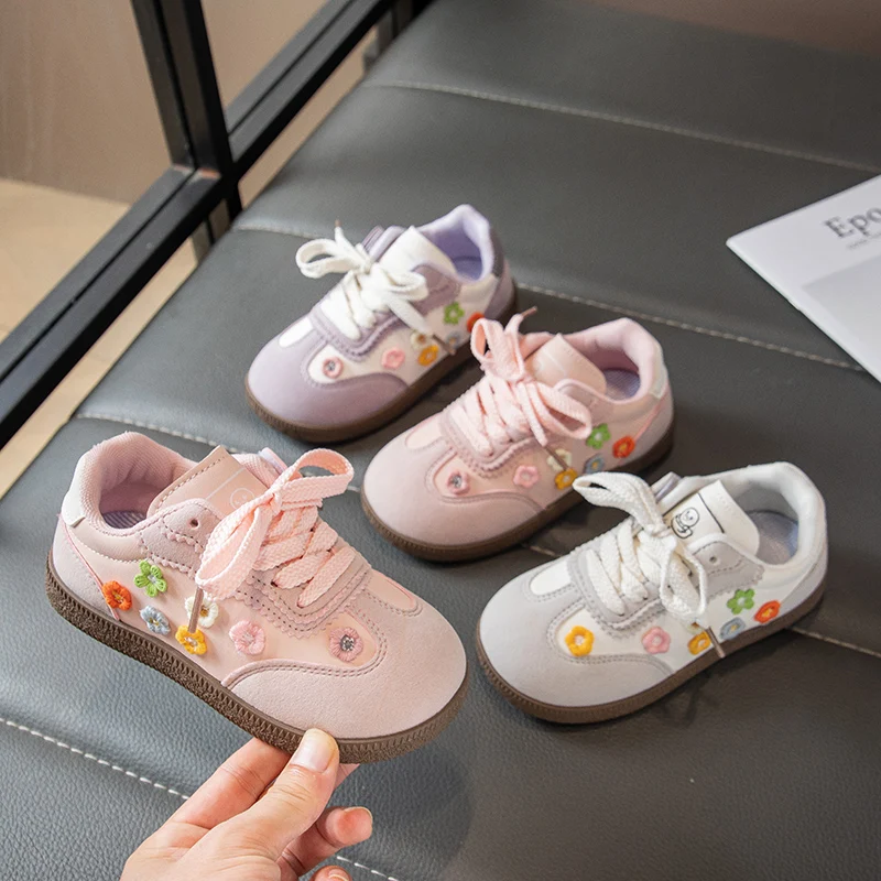 

Floral Embroidered Casual Sneakers for Girls 2026 New Spring Toddler School Trainers Soft Sole Versatile Chic Outdoor Daily Wear