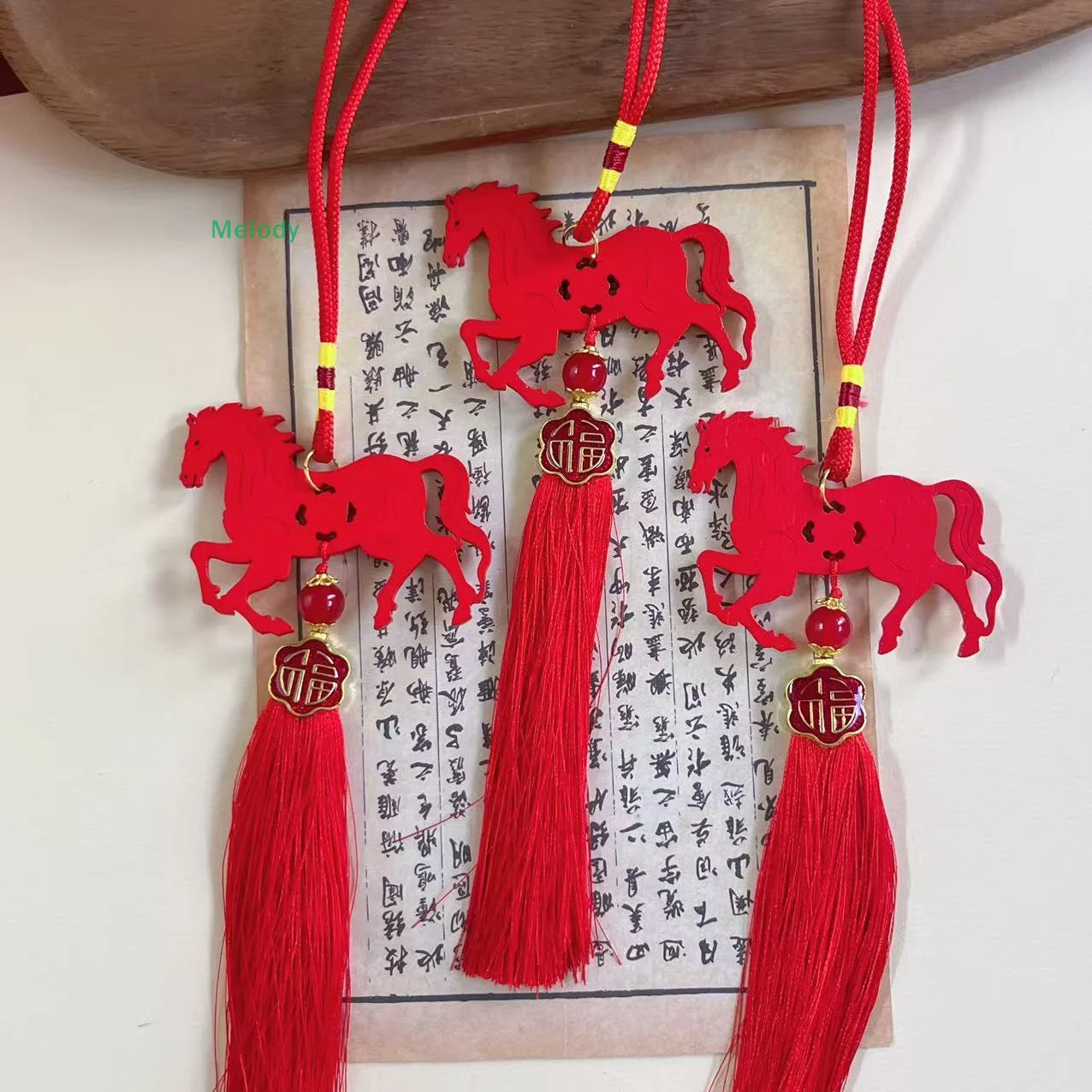 Adorno colgante de pared del año del caballo, decoración de inauguración de la casa de la suerte, placa de madera roja, regalos colgantes de caballo, 2026