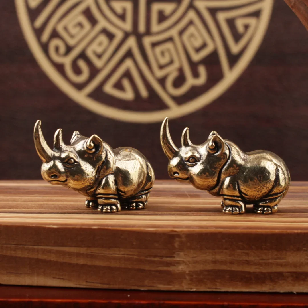 Brass little rhino ornament, solid copper rhino small ornament, hand handle, tea pet, office desktop ornament.