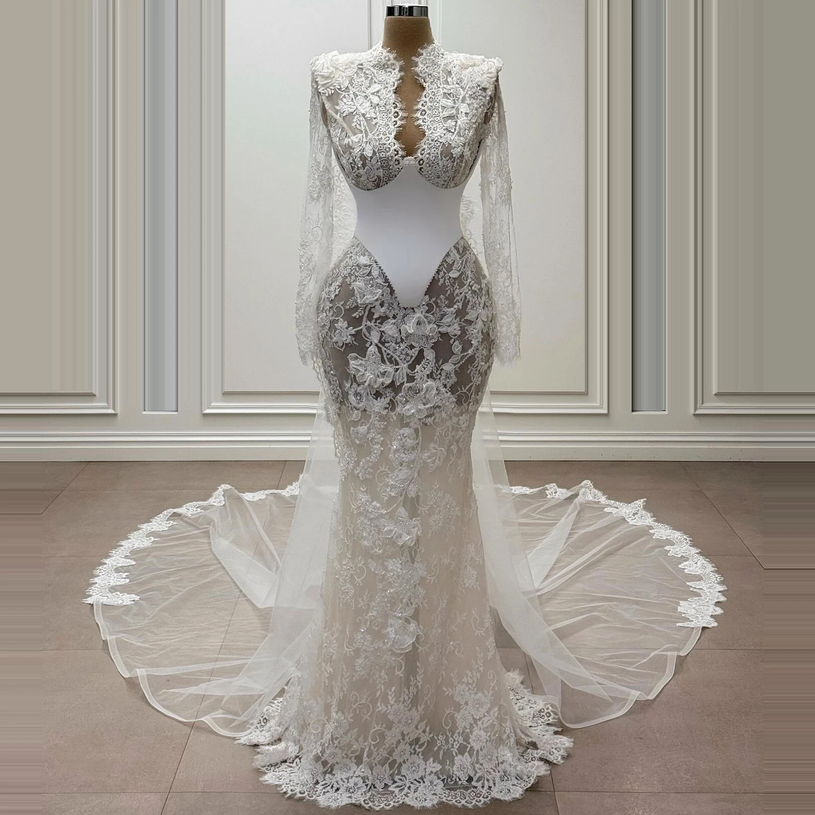 ไอวอรี่ V คอเงือกชุดแต่งงานลูกไม้ยาวดูไบซาอุดีอาระเบียคําชุดเจ้าสาวสําหรับงานปาร์ตี้พรหมสไตล์ใหม่