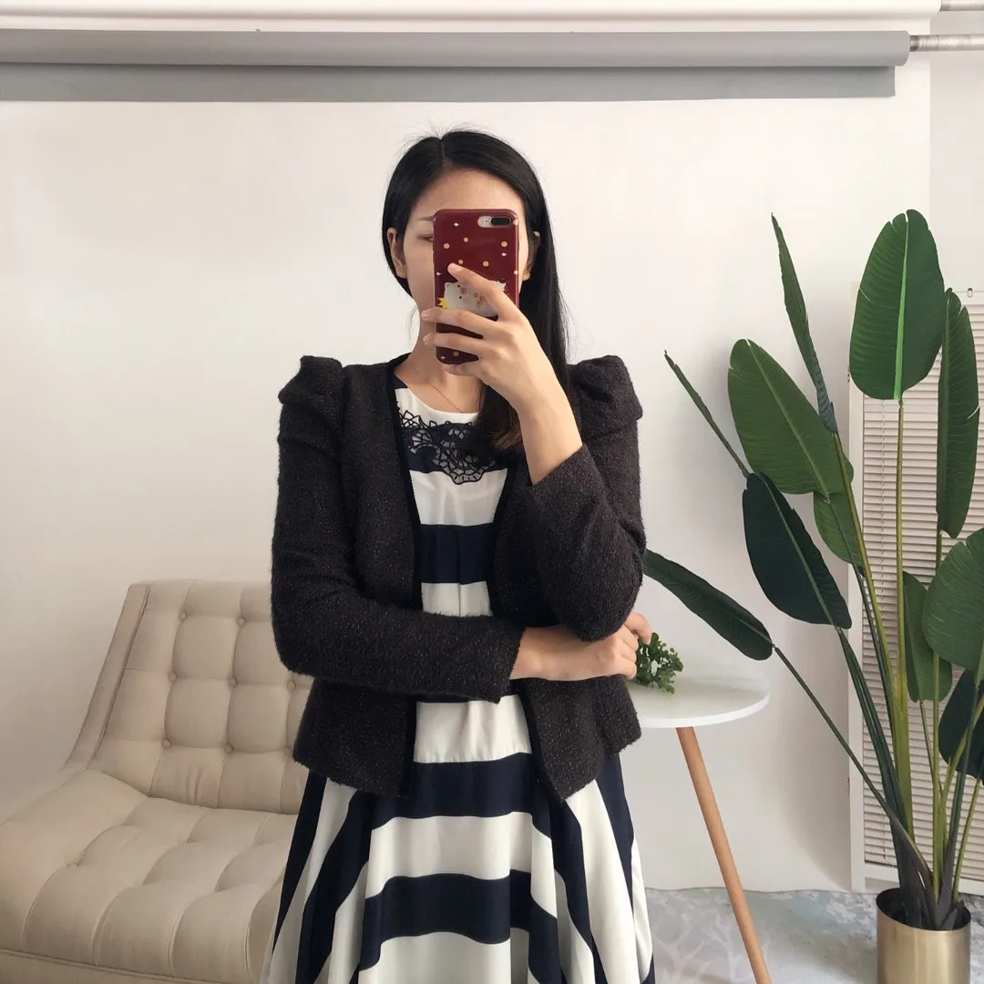 فستان صيفي أنيق لعام 2025 بخصر مرتفع وخط أيه-لاين، بتصميم مخطط، مناسب للعطلات، بحافة غير متماثلة وأكمام طويلة ورقبة مستديرة.