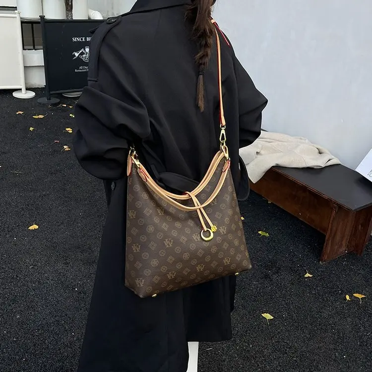 

Fashion Commute Bag, Large Capacity with Textured Detail, Adjustable Crossbody Strap, Day-to-Night Wear, New 2026 Look